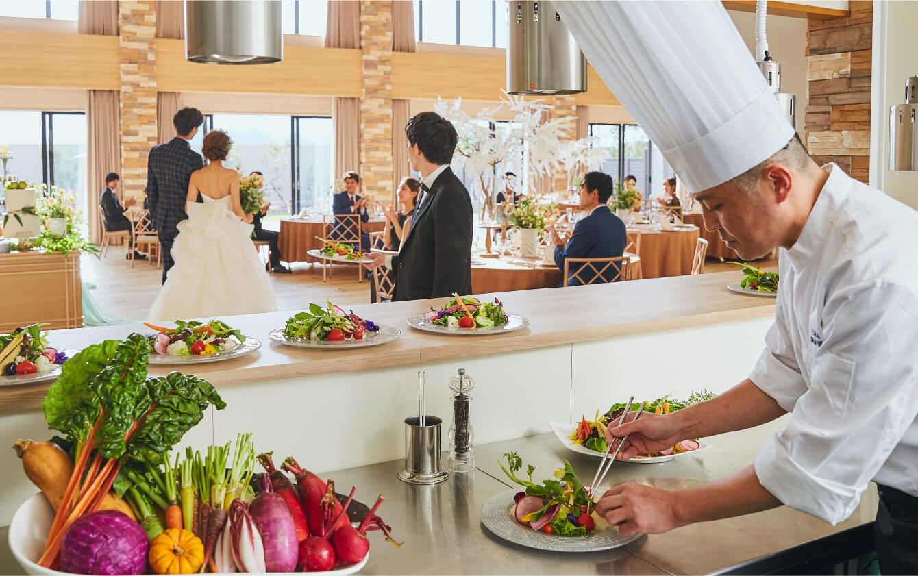 オープンキッチンから提供されるお料理